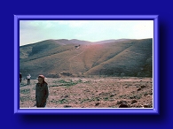 Thumbnail Arab Bedouin girl coming to see tourists